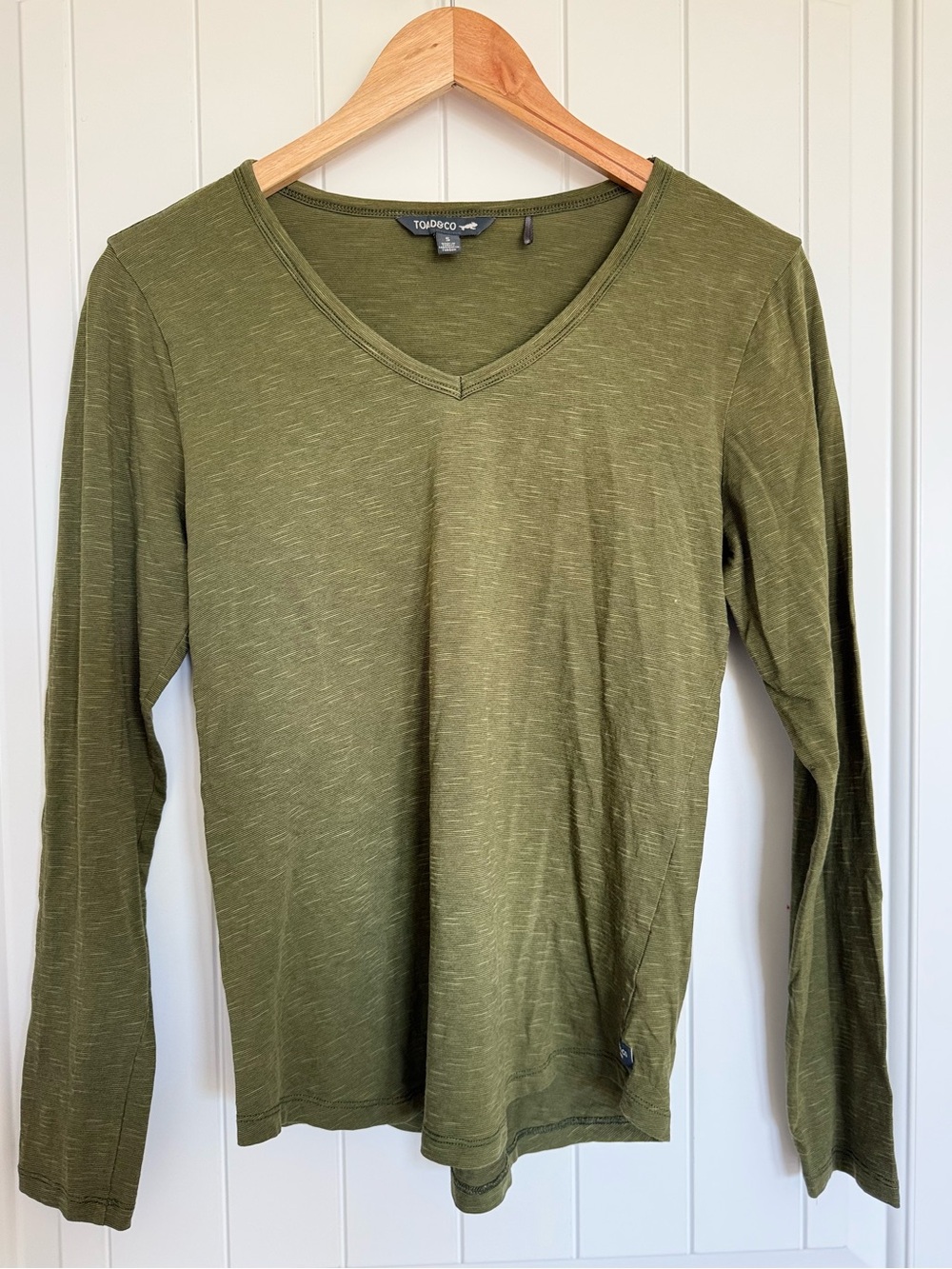Toad&Co Olive Green Slub Knit V-Neck Long Sleeve Tee Eco-Friendly Lifestyle Top